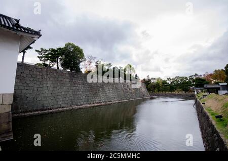 Fortification du château de Nijojo à Kyoto Japon pendant la saison d'automne. Le château de Nijo est composé de deux anneaux concentriques de fortifications. Banque D'Images