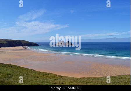 Vue sur le sable à Hollywell Bay, Cornwall, Royaume-Uni Banque D'Images