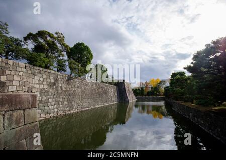 Fortification du château de Nijojo à Kyoto Japon pendant la saison d'automne. Le château de Nijo est composé de deux anneaux concentriques de fortifications. Banque D'Images