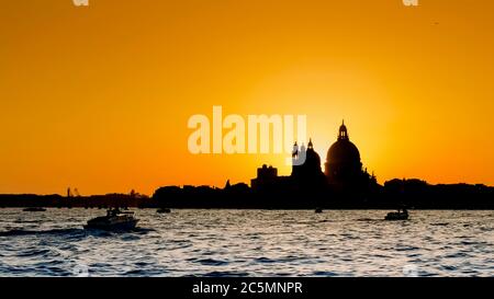 Venise et ses canaux. Vue sur la basilique Santa Maria della Salute au coucher du soleil. Banque D'Images