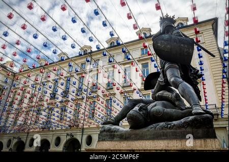 Turin (Italie), Piazza Palazzo di Città (place de l'Hôtel de ville) avec le monument à la mémoire d'Amedeo VI de Savoia, également connu sous le nom de comte vert Banque D'Images