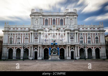 Piazza Carlo Alberto, l'une des places principales de Turin (Italie) avec Palazzo Carignano, palais baroque historique et premier Parlement italien Banque D'Images