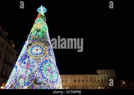 TRIN (Piémont, Italie): Piazza Castello, place principale de la ville, illuminée par l'arbre de noël la nuit, avec Palazzo Reale sur le fond Banque D'Images