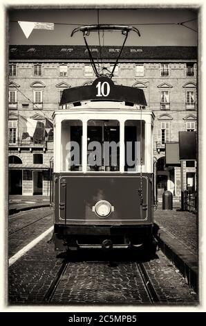 Photo d'époque de la ligne de tramway historique numéro dix (de Crocetta à la rue Regio Parco) s'arrête sur la Piazza Castello, la place principale de Turin ( Banque D'Images