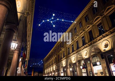 Via Roma, rue commerçante principale de Turin (Piémont, Italie) illuminée la nuit Banque D'Images