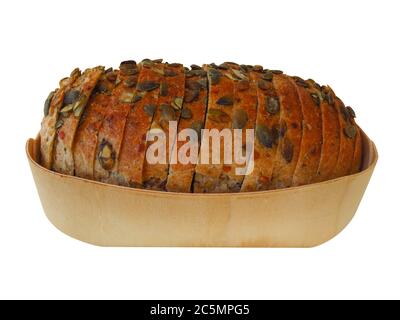 Tranché de pain aux graines de citrouille dans un panier en bois isolé sur blanc. Masque inclus. Banque D'Images