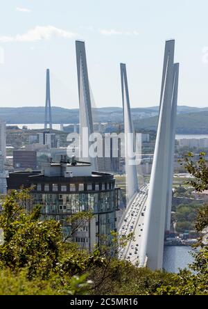 Vue sur le pont traversant la baie de la Corne d'Or depuis le sommet du Nid d'aigle dans le centre de Vladivostok. Banque D'Images