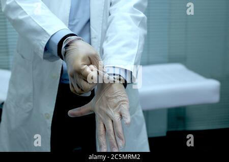 médecin portant des gants en nitrite de près Banque D'Images