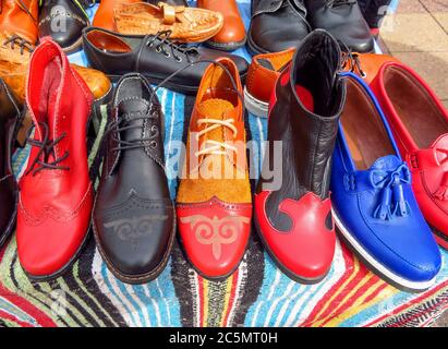 ALMATY, KAZAKHSTAN - 26 MARS 2017: Chaussures en cuir coloré ethnique avec ornements sur le marché de la rue à Almaty, Kazakhstan Almaty, Kazakhstan - Mar Banque D'Images