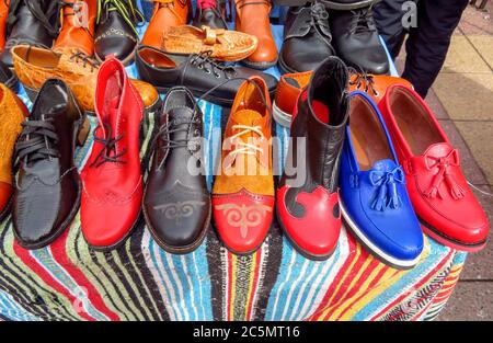 Chaussures en cuir coloré ethnique avec ornements sur le marché de rue à Almaty, Kazakhstan Banque D'Images