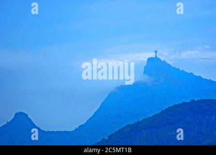Statue du Christ Rédempteur se trouve sur sa base au sommet du mont Corcovado, Rio de Janeiro, Brésil Banque D'Images