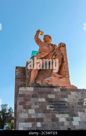 Monument El Pipila à Guanajuato, au Mexique, une statue en pierre représente un mineur célèbre Juan Jose Martinez, héros de la guerre d'indépendance Banque D'Images