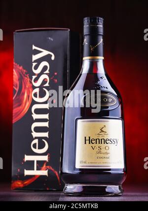 POZNAN, POL - 24 JUIN 2020 : bouteille de Hennessy, une marque de célèbre cognac de Cognac, France Banque D'Images