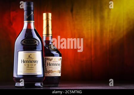 POZNAN, POL - 24 JUIN 2020 : bouteilles de Hennessy, une marque de cognac célèbre de Cognac, France Banque D'Images