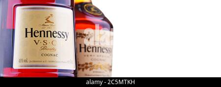 POZNAN, POL - 24 JUIN 2020 : bouteilles de Hennessy, une marque de cognac célèbre de Cognac, France Banque D'Images