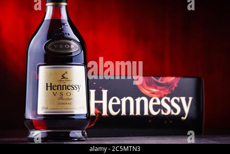 POZNAN, POL - 24 JUIN 2020 : bouteille de Hennessy, une marque de célèbre cognac de Cognac, France Banque D'Images