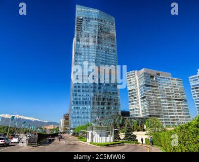 ALMATY, KAZAKHSTAN - 12 MAI 2017 : l'hôtel Ritz-Carlton sur la rue Al-Farabi à Almaty, Kazakhstan. C'est un complexe de bâtiments de Business Center o Banque D'Images