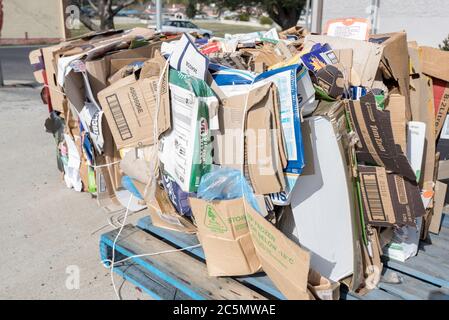 Carton lié et comprimé en attente de collecte pour recyclage en Nouvelle-Galles du Sud, Australie Banque D'Images