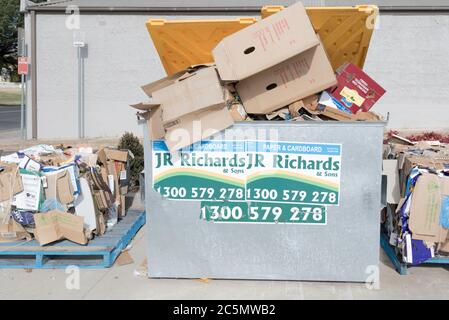 Carton lié et comprimé en attente de collecte pour recyclage en Nouvelle-Galles du Sud, Australie Banque D'Images