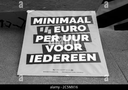 Affiche à la démonstration pour UN salaire de 14 euros à Amsterdam, pays-Bas 1-7-2020 Banque D'Images