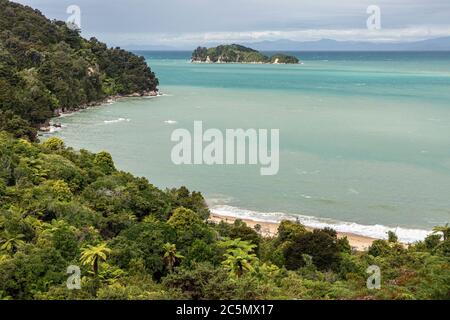 Coquille Bay et Fisherman Island depuis le circuit de la côte d'Abel Tasman, près de Marahau, le parc national d'Abel Tasman, près de Marahau, South Island, Nouvelle-Zélande Banque D'Images