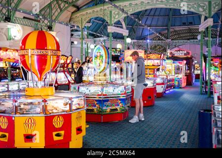 Brighton UK 4 juillet 2020 - les premiers visiteurs s'amusent dans la salle d'arcade sur Brighton Palace Pier qui a rouvert ce matin comme les restrictions de verrouillage sont assouplies plus loin en Angleterre aujourd'hui avec des pubs , les hôtels et les restaurants étant autorisés à ouvrir à nouveau leurs portes pendant la crise pandémique COVID-19 du coronavirus : crédit Simon Dack / Alay Live News Banque D'Images