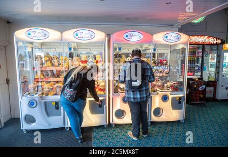 Brighton UK 4 juillet 2020 - les premiers visiteurs s'amusent dans la salle d'arcade sur Brighton Palace Pier qui a rouvert ce matin comme les restrictions de verrouillage sont assouplies plus loin en Angleterre aujourd'hui avec des pubs , les hôtels et les restaurants étant autorisés à ouvrir à nouveau leurs portes pendant la crise pandémique COVID-19 du coronavirus : crédit Simon Dack / Alay Live News Banque D'Images