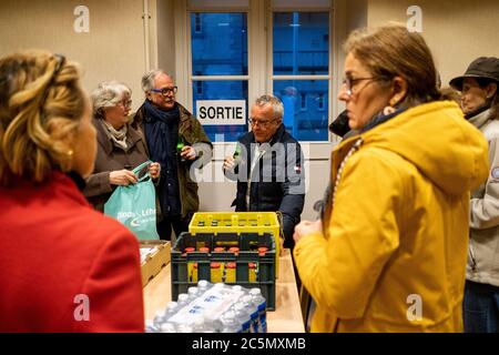 Dimanche 15 mars à Dinan en Bretagne, vote du premier tour des élections municipales et communautaires avec les précautions sanitaires du coronavirus Banque D'Images