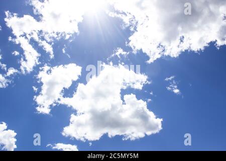 Un ciel bleu avec une lumière du soleil. Nuage dans le ciel bleu avec des lumières de Dieu. Un magnifique nuage sur le fond bleu ciel. Magnifique motif de nuage dans le Banque D'Images