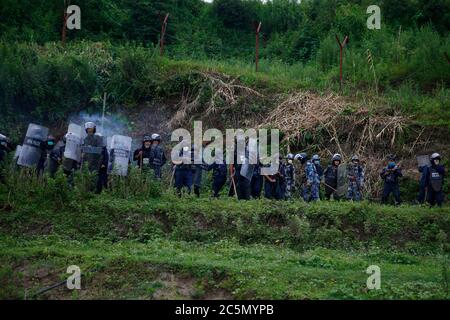 Lalitpur, Népal. 4 juillet 2020. La police a tiré des obus de gaz lacrymogènes après que des habitants de Katmandou, Bhaktapur et Lalitpur se soient heurtés à la force de police armée et au personnel de Riot lors d'une manifestation au nom du projet d'autoroute en voie rapide de 76.2 kilomètres qui commence à Khokana de Lalitpur à Khokana à Lalitpur, au Népal, le samedi 4 juillet 2020. Les communautés indigènes de Newar, à Khokana et Bungamati, sont préoccupées par les dommages que la construction de Fast Track pourrait causer à leurs biens, à leurs terres et à leurs droits culturels. Crédit: Skanda Gautam/ZUMA Wire/Alay Live News Banque D'Images