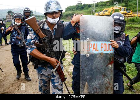 Lalitpur, Népal. 4 juillet 2020. Un policier blessé est conduit dans les casernes de l'armée après que des habitants de Katmandou, Bhaktapur et Lalitpur se soient heurtés à la police armée et au personnel de la police de Riot lors d'une manifestation au nom du projet d'autoroute en voie rapide de 76.2 kilomètres qui commence samedi à Khokana de Lalitpur, au Népal. 4 juillet 2020. Les communautés indigènes de Newar, à Khokana et Bungamati, sont préoccupées par les dommages que la construction de Fast Track pourrait causer à leurs biens, à leurs terres et à leurs droits culturels. Crédit: Skanda Gautam/ZUMA Wire/Alay Live News Banque D'Images