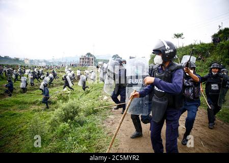 Lalitpur, Népal. 4 juillet 2020. Les habitants de Katmandou, Bhaktapur et Lalitpur se sont heurtés aux forces de police armées et au personnel de la police de Riot lors d'une manifestation au nom du projet d'autoroute en voie rapide de 76.2 kilomètres qui commence à Khokana de Lalitpur à Khokana à Lalitpur, au Népal, le samedi 4 juillet 2020. Les communautés indigènes de Newar, à Khokana et Bungamati, sont préoccupées par les dommages que la construction de Fast Track pourrait causer à leurs biens, à leurs terres et à leurs droits culturels. Crédit: Skanda Gautam/ZUMA Wire/Alay Live News Banque D'Images