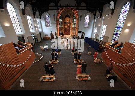 Le mariage de Tom Hall et Heather McLaren, à l'église St George, Leeds, car les mariages sont une fois de plus autorisés à avoir lieu en Angleterre, avec des cérémonies plafonnées à un maximum de 30 invités. Banque D'Images