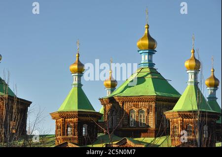 Église russe orthodoxe en bois à Karakol, Kirghizistan au coucher du soleil Banque D'Images