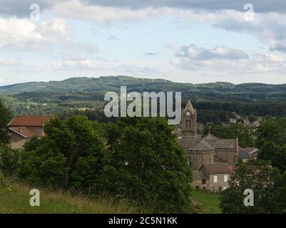 Beau paysage avec un petit village et des montagnes, un ciel nuageux à Ardèche Banque D'Images