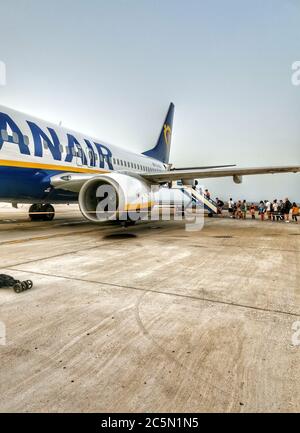Fuerteventura, Îles Canaries - 25 juillet 2019 : passagers embarquant sur un avion Ryanair depuis l'aéroport international de Fuerteventura, Îles Canaries. Banque D'Images