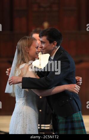 Le mariage de Tom Hall et Heather McLaren, à l'église St George, Leeds, car les mariages sont une fois de plus autorisés à avoir lieu en Angleterre, avec des cérémonies plafonnées à un maximum de 30 invités. Banque D'Images