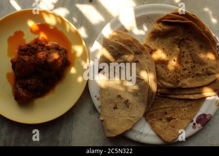 Petit déjeuner indien avec « Roti » et « Paratha », à base de farine Atta et de divers plats d'accompagnement. Banque D'Images