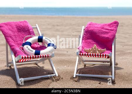 Deux chaises de plage près de l'océan par beau temps Banque D'Images