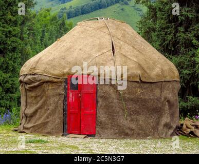 Yourte kazakh dans les montagnes près de la ville d'Almaty Banque D'Images