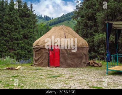 Yourte kazakh dans les montagnes près de la ville d'Almaty Banque D'Images