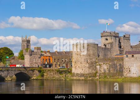 Château du Roi John's sur la rivière Shannon, Limerick, Comté de Limerick, République d'Irlande. Eire. Banque D'Images