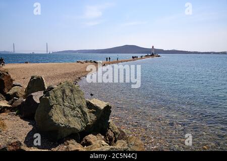 Vladivostok, Russie - 28 avril 2019 : belle vue sur l'est de Bosporus, phare blanc Tokarev chat et pont câblé Russsky Bridge dans le Th Banque D'Images