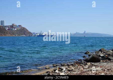 Vladivostok, Russie - 28 15 avril 2019 : vue sur la ville et amarre des navires commerciaux dans le port de cargaison de Golden Horn Bay Banque D'Images
