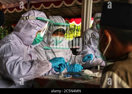 Sleman, Indonésie. 04e juillet 2020. Un étudiant reçoit un test de coronavirus à L'ÉCOLE D'arraisonnement islamique ORA AJI à Sleman, Yogyakarta, Indonésie, le 4 juillet 2020. Des centaines d'étudiants ont participé à un test rapide comme mesure de précaution pour Covid-19. L'enseignement et l'apprentissage seront rouverts avec la mise en œuvre de protocoles de santé stricts. (Photo par Devi Rahman/INA photo Agency/Sipa USA) crédit: SIPA USA/Alay Live News Banque D'Images