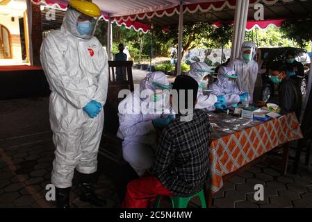 Sleman, Indonésie. 04e juillet 2020. Un étudiant reçoit un test de coronavirus à L'ÉCOLE D'arraisonnement islamique ORA AJI à Sleman, Yogyakarta, Indonésie, le 4 juillet 2020. Des centaines d'étudiants ont participé à un test rapide comme mesure de précaution pour Covid-19. L'enseignement et l'apprentissage seront rouverts avec la mise en œuvre de protocoles de santé stricts. (Photo par Devi Rahman/INA photo Agency/Sipa USA) crédit: SIPA USA/Alay Live News Banque D'Images