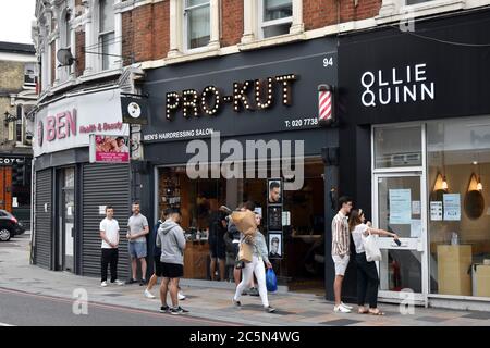 Londres, Royaume-Uni. 04e juillet 2020. Super samedi queues à des barbers à l'adresse Harry Potter a commencé. JK Rowling révèle qu'elle a commencé à écrire Harry Potter non pas en Écosse mais quand elle louait une chambre dans un appartement à Battersea. À l'adresse. Pro-Kut est maintenant le magasin du 94 St John's Road. Crédit: Johnny ARMSTEAD/Alay Live News Banque D'Images