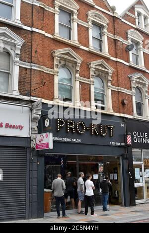 Londres, Royaume-Uni. 04e juillet 2020. Super samedi queues à des barbers à l'adresse Harry Potter a commencé. JK Rowling révèle qu'elle a commencé à écrire Harry Potter non pas en Écosse mais quand elle louait une chambre dans un appartement à Battersea. À l'adresse. Pro-Kut est maintenant le magasin du 94 St John's Road. Crédit: Johnny ARMSTEAD/Alay Live News Banque D'Images