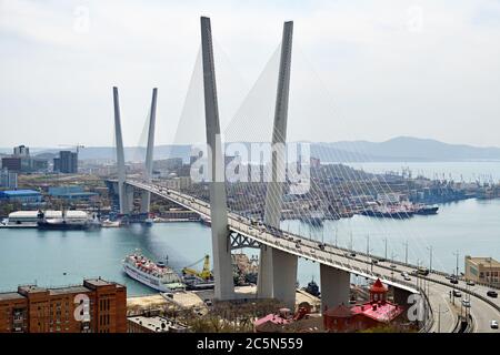 Vladivostok, Russie - 28 15 avril 2019 : pont télécâblé de Zolotoy ou Golden Bridge à Vladivostok, en traversant la baie de Golden Horn Banque D'Images