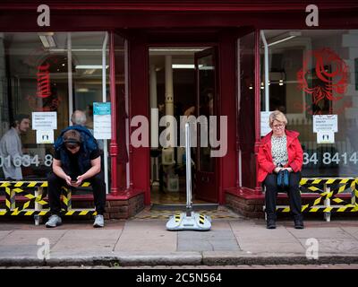 Rochester, Kent, Royaume-Uni. 4 juillet 2020. L'U.K rouvre des pubs, des restaurants, des coiffeurs, des coiffeurs et des hôtels le 4 juillet après avoir été fermé depuis mars en raison de l'épidémie de coronavirus. Crédit: Yousef Al Nasser/ Alamy Live News Banque D'Images